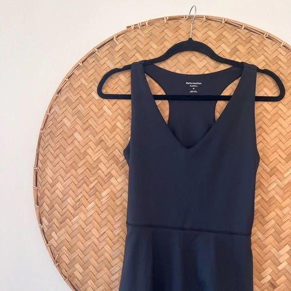 REFORMATION ECOMOVE BELLA ACTIVE BLACK TENNIS-CORE DRESS/SKORT‎ V-NECK EUC